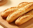 Cận cảnh bánh mì que trên thớt gỗ