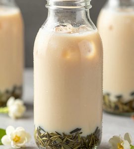 Cận cảnh chai trà sữa với đá và hoa nhài