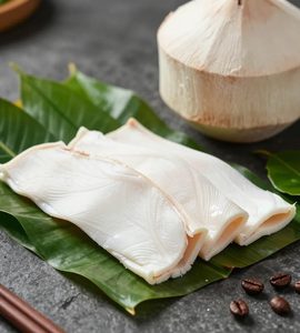 Nguyên liệu tươi: dừa, lá dứa và hạt cà phê trên nền đá